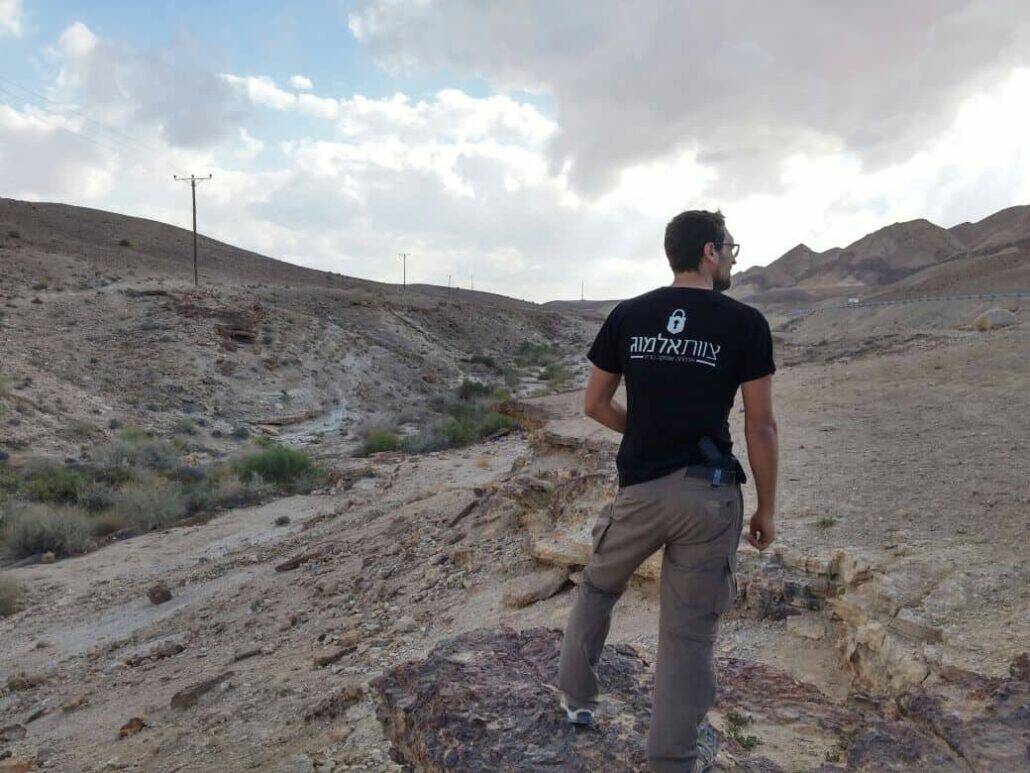 מאבטח מוסמך מלווה חניכים במחנה קיץ בשטח פתוח